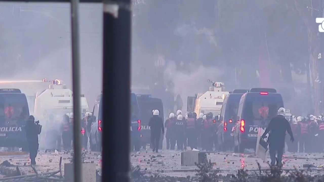 Policia nis aksionin kundër protestuesve, pamje lufte në bulevard