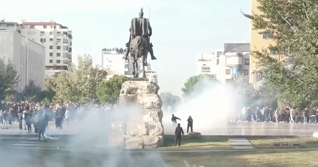 Gazi lotsjellës pushton sheshin “Skënderbej” dhe bulevardin, protestuesit thyejnë dritaret e bashkisë