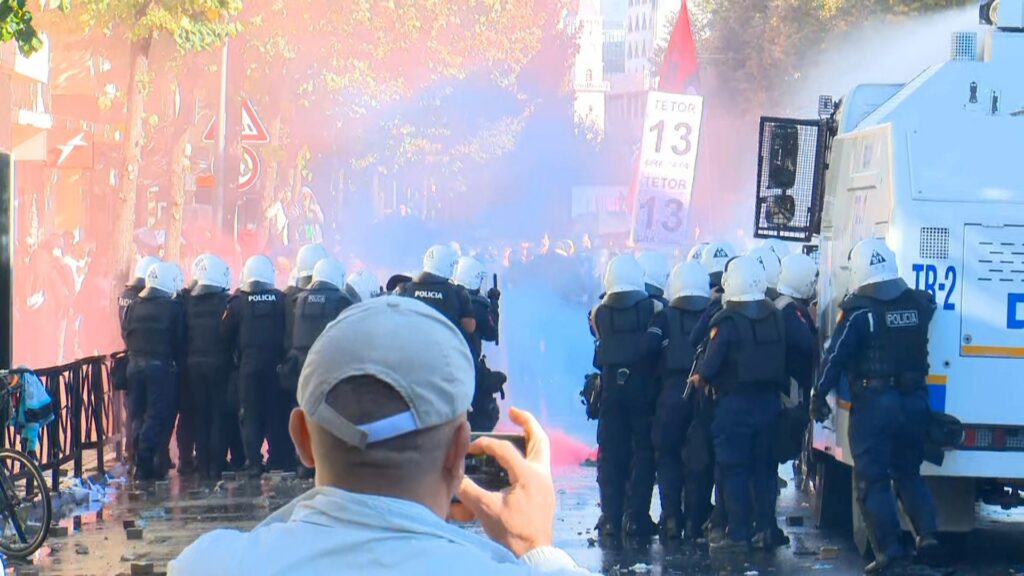 Protesta e studentëve, Policia: U lënduan 6 efektivë dhe një gazetare, 23 të shoqëruar