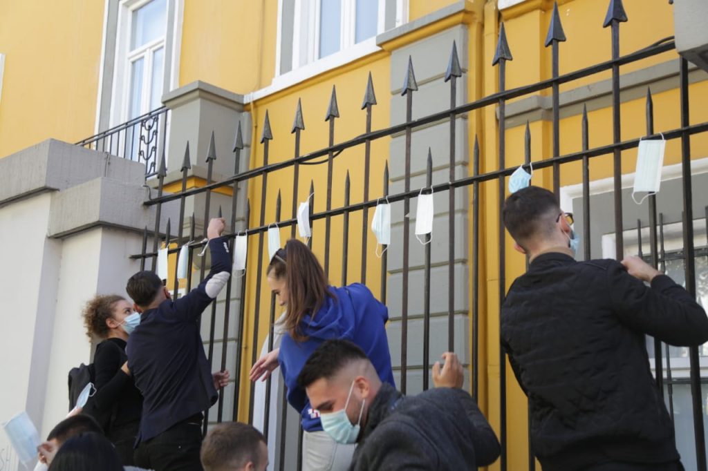 Studentët thërrasin protestë kombëtare, tubimi nis përpara Ministrisë së Arsimit