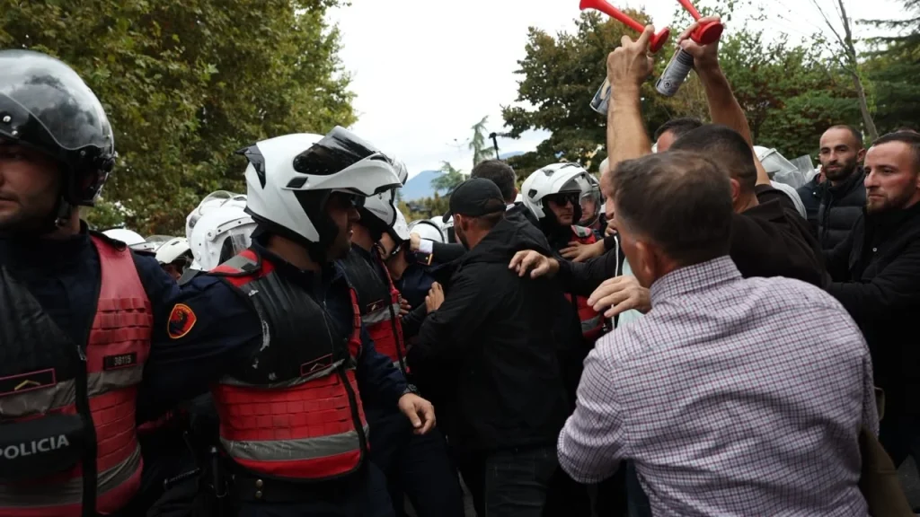 Policia arreston 8 protestues: Na sulmuan me vezë, domate, gurë dhe sende të tjera