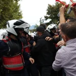 Policia arreston 8 protestues: Na sulmuan me vezë, domate, gurë dhe sende të tjera