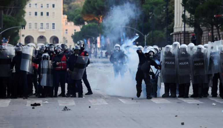 Gjykata e Tiranës liron protestuesit e arrestuar nga Policia