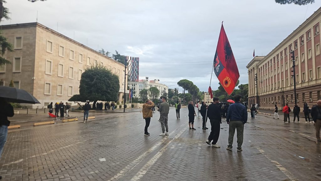 Shiu ‘qetëson’ protestën, të rinjtë “mësyjnë” lokalet në pritje të pushimit të shiut