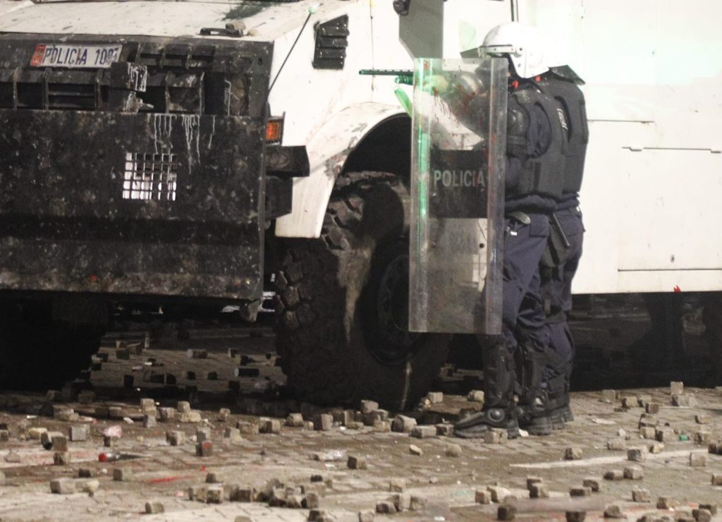 Plagosen dhe dy gazetarë të “Reuters” në protestën e Tiranës: Policia qëlloi me plumba gome drejt protestuesve