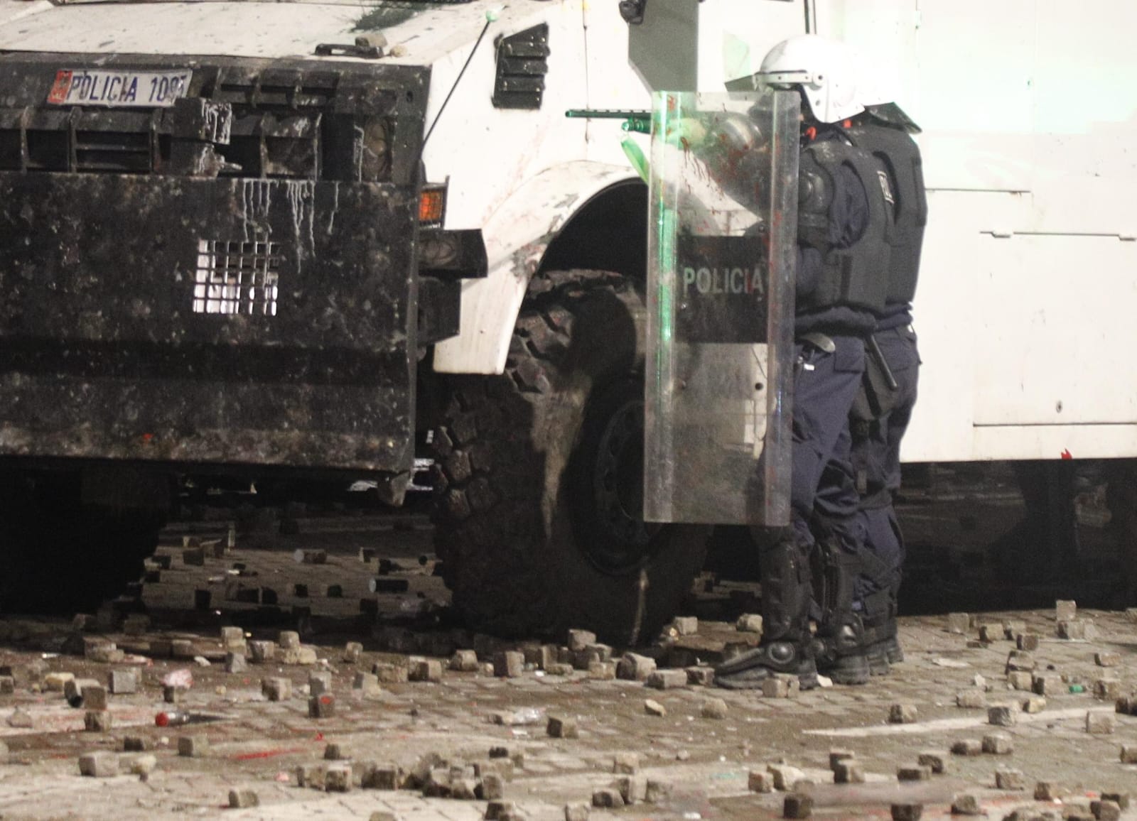 Plagosen dhe dy gazetarë të “Reuters” në protestën e Tiranës: Policia qëlloi me plumba gome drejt protestuesve