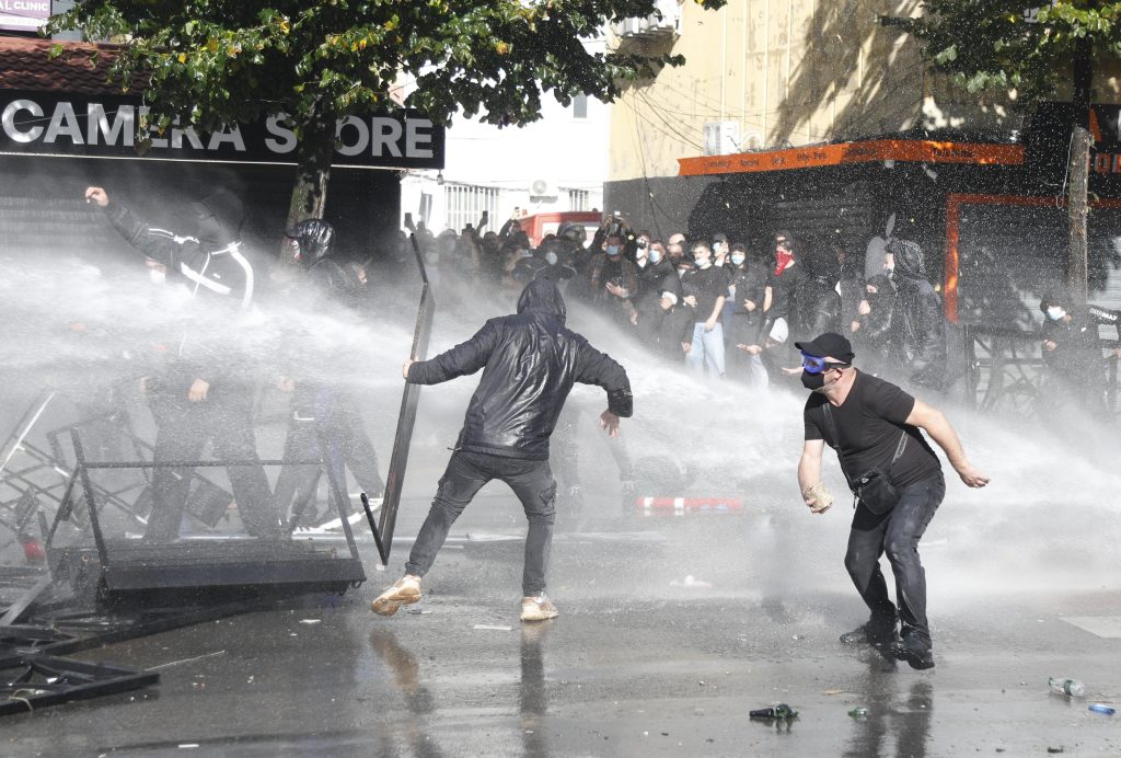 Qeveria krijon regjistrin e protestuesve të dyshuar për dhunë: Kufizime në kufi edhe pa vendim gjykate