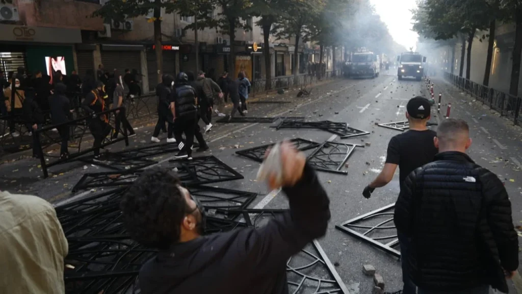 Ndryshon ligji për protestat: 5 mln lekë gjobë për “kundravajtësit”. Ndalohen tubimet para disa institucioneve