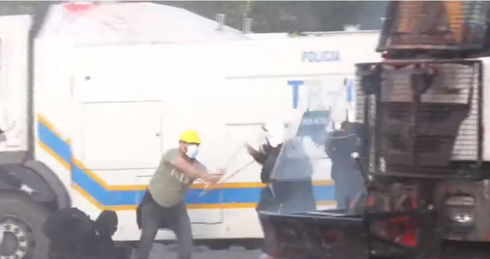“Beteja” mes protestuesve dhe policisë zhvendoset te sheshi “Skënderbej”