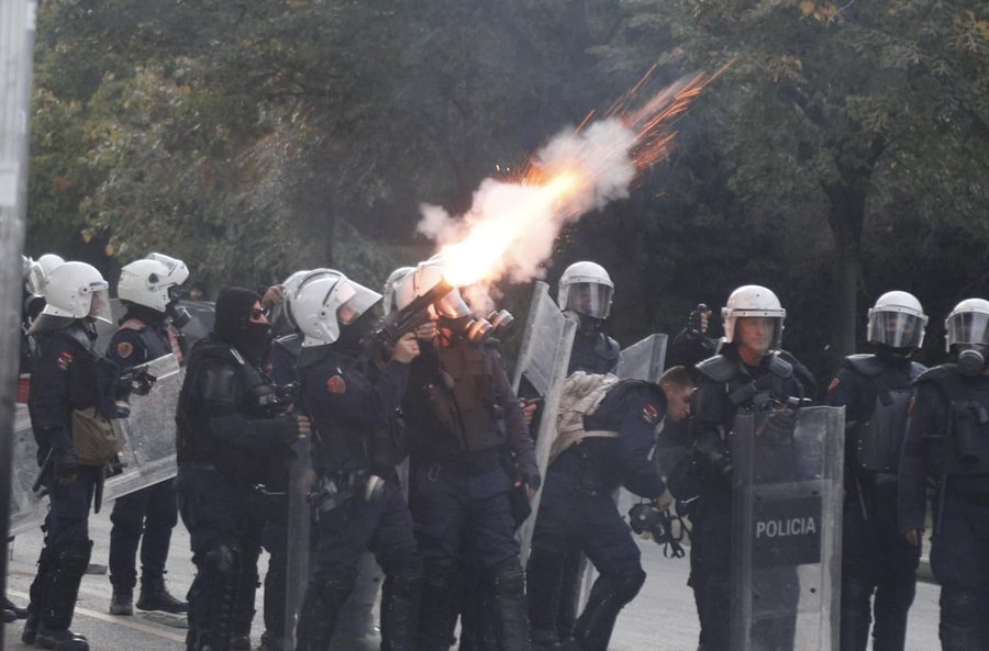 OSBE reagon e shqetësuar për protestat në Tiranë