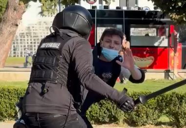  “Nuk po bëj gjë” – Polici rreh barbarisht të riun, që i lutet të ndalet