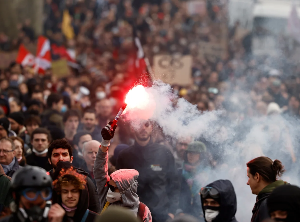Protesta e nxënësve po i vë “flakën” Francës, përplasje me policinë. Mblidhet urgjentisht qeveria