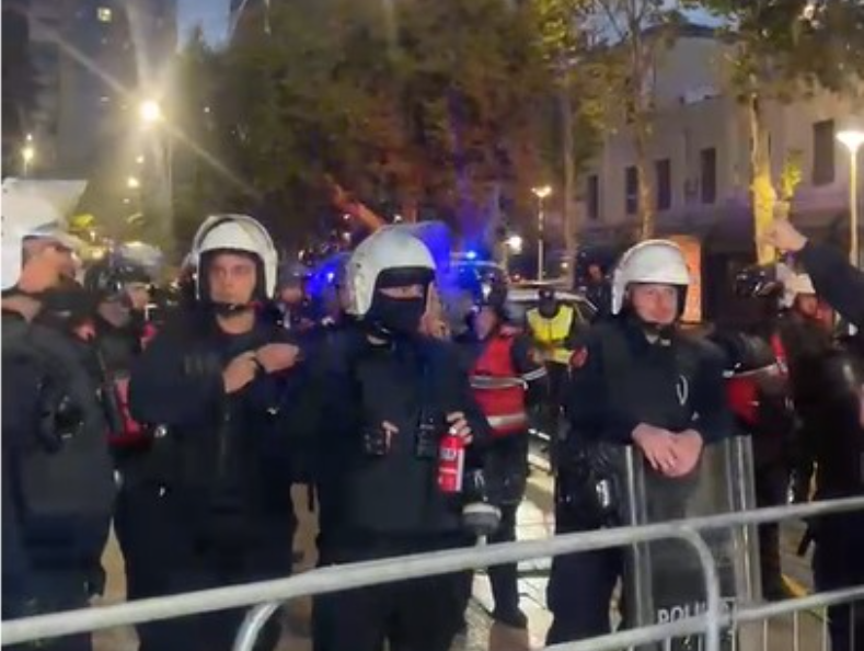 Rinis protesta para Kuvendit, policia nuk lejon protestuesit demokratë t’i afrohen perimetrit