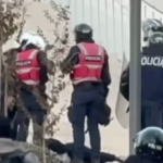 Protestuesi dhunohet brutalisht nga policia, ngelet pa ndjenja