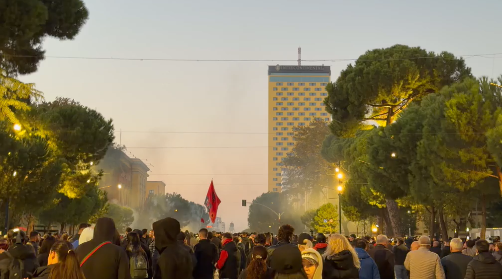 Protestuesit marshojnë drejt sheshit “Skënderbej”, nis hedhja e molotovit