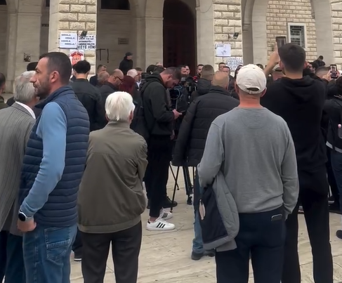 Protestat në Tiranë, gjykata liron 22 të arrestuar me detyrim paraqitjeje!