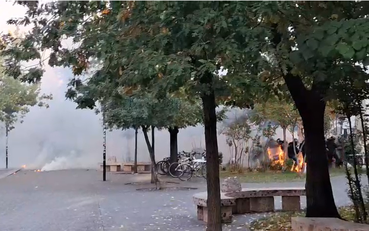 Protestuesit sulmojnë me molotov, efektivi i policisë merr zjarr
