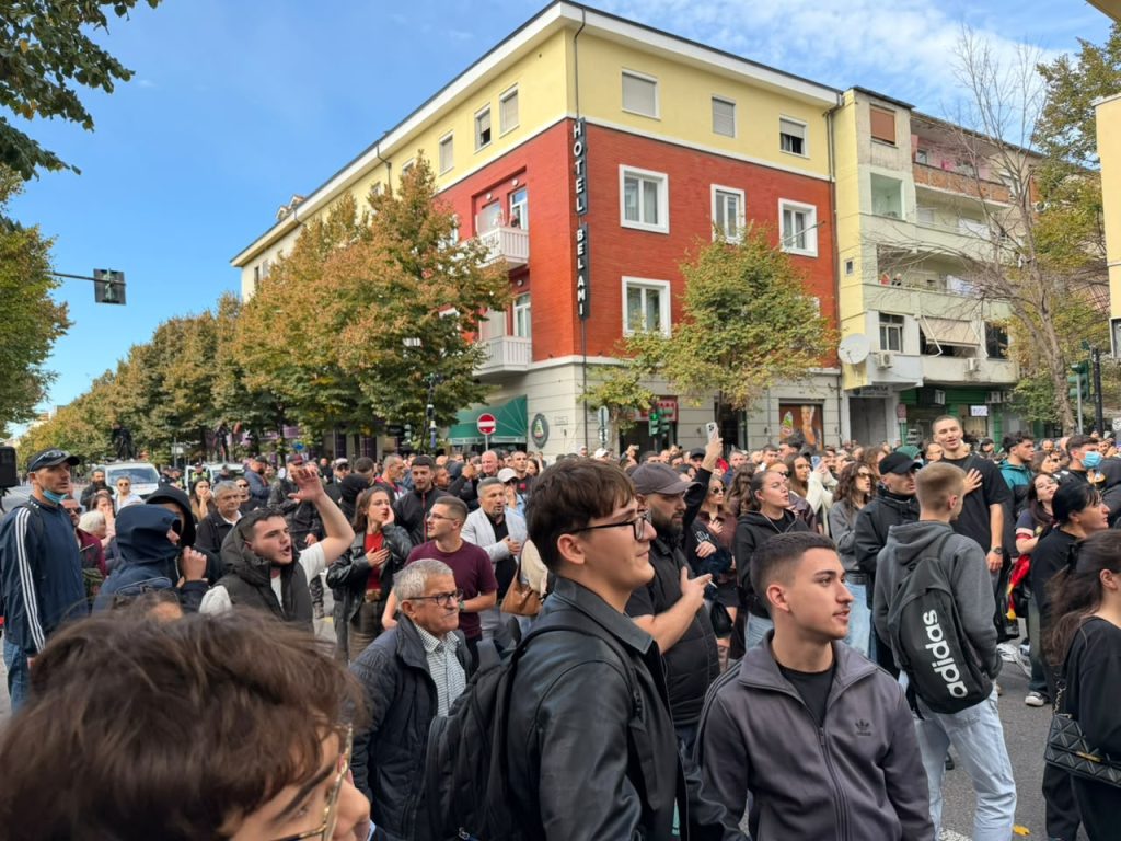 Nis protesta e të rinjve para Ministrisë së Arsimit 