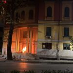 Tirana në kaos, protestuesit i vënë zjarrin Ministrisë së Ekonomisë. Sulmohet edhe Ministria e Brendshme