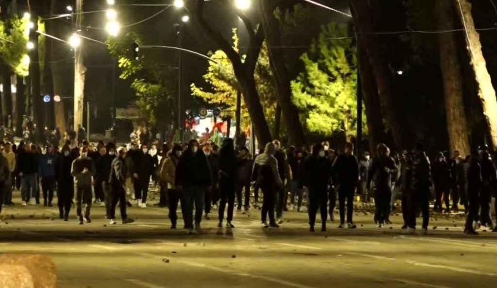Protestuesit rikthehen në bulevard, nis sërish përplasja me policinë. RENEA rikthehet te Kryeministria