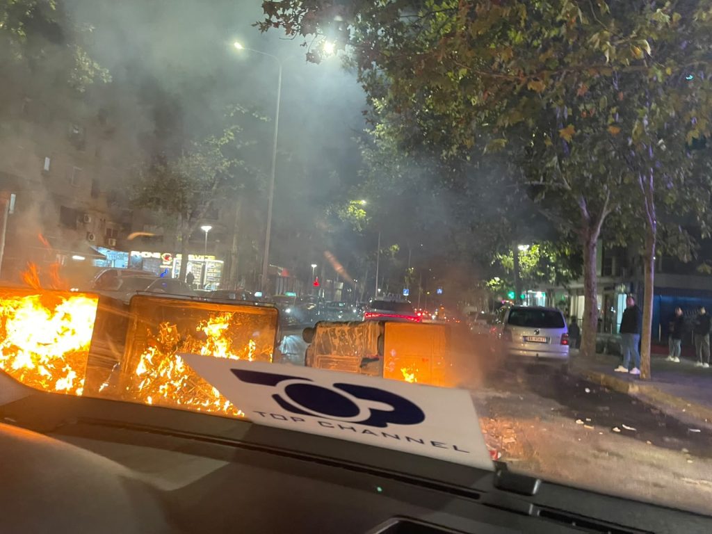 Nuk ndalet tensioni/ Protestuesit shpërndahen në disa rrugë, u vënë flakën koshave të mbeturinave